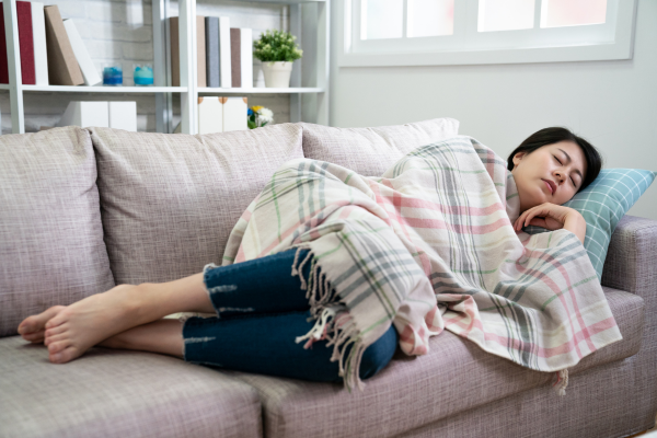 眠る女性