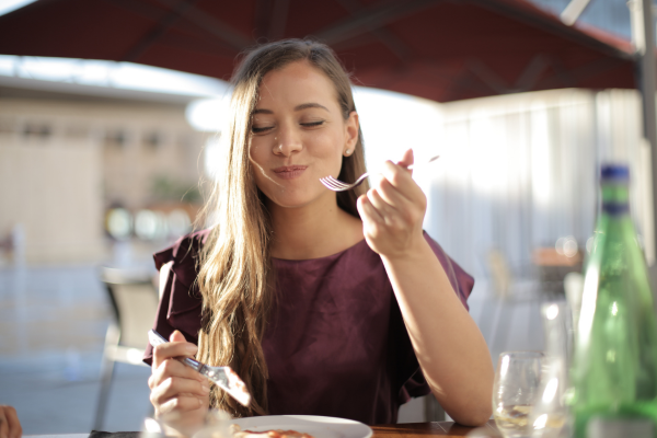 ご飯を食べる女性