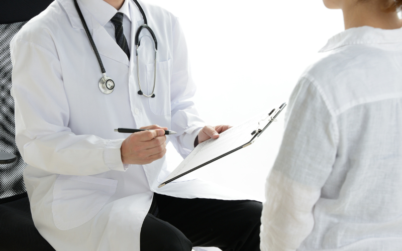 診察をしている写真